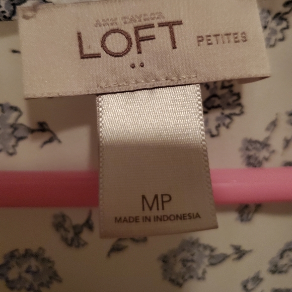 NWOT LOFT BLOUSE - Picture 3 of 5